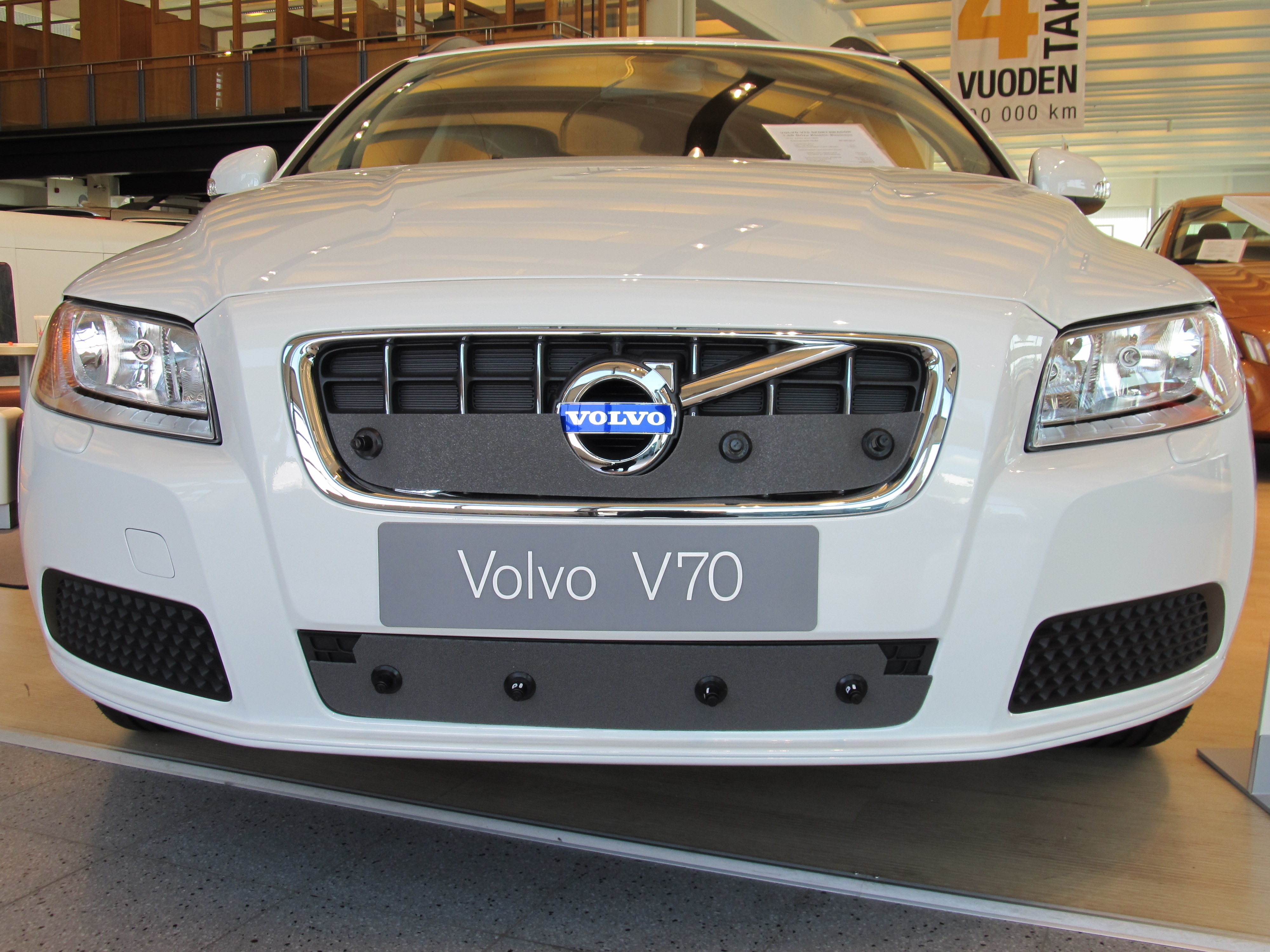 Maskisuoja Volvo 2010-2013, osittain umpinainen säleikkö